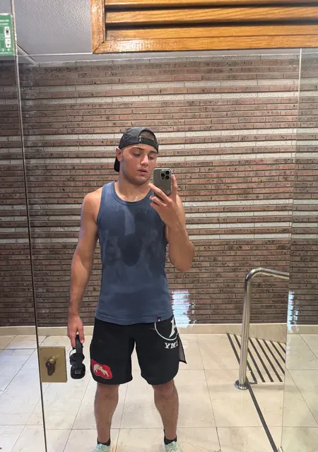 Soy Artur, 19 años, conociéndome para lío de una noche en Alicante