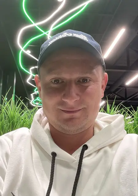 Я Юрій, 29 років, знайомлюсь для відкриті стосунки у Умани