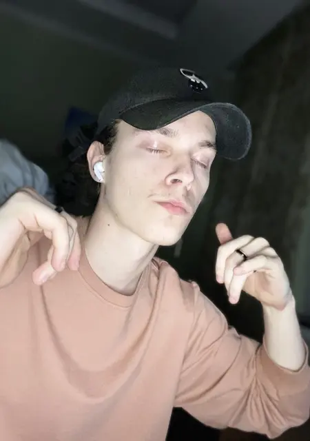 Яник з Макіївки, мені 20 років, познайомлюсь без зобов'язань