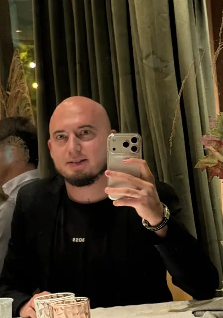 Soy Konstantin, 30 años de Talavera de la Reina, busco conocer gente para conversación virtual