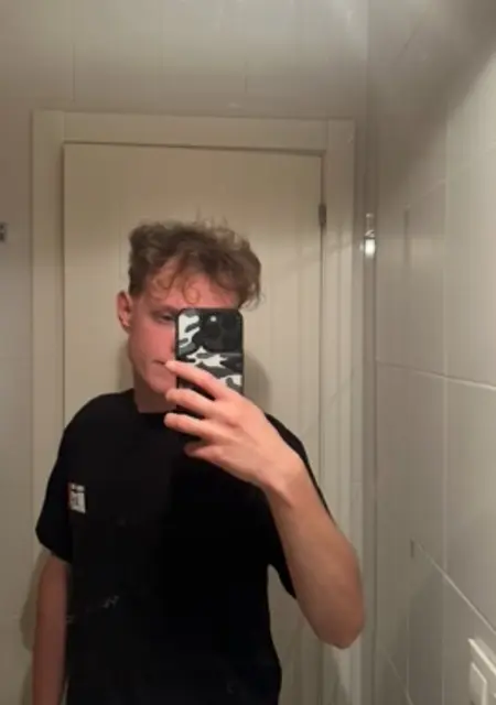 Vlad de La Coruña, tengo 19 años, listo para conocer para conversación virtual