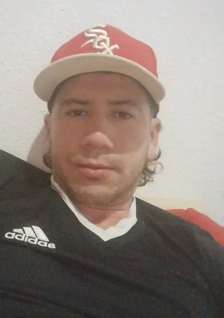 Soy Santiago Arce, 26 años de Catarroja, busco conocer gente para relación sin ataduras