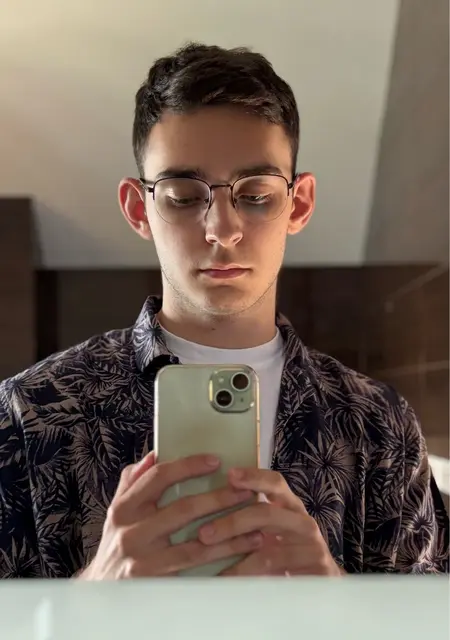 Misha з Дніпра, мені 19 років, познайомлюсь для вірт