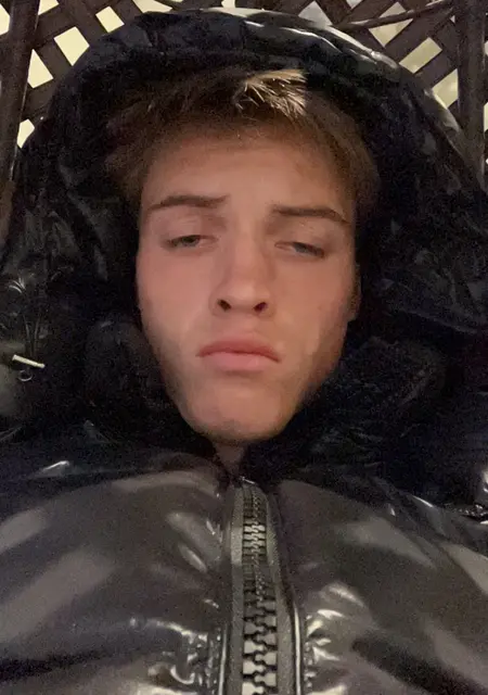 Я Ilya, 18, из Франкфурта-на-майне, ищу знакомство для открытые отношения