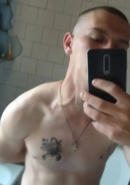 Я Артем, 21 років з Рівного, шукаю знайомства без зобов'язань