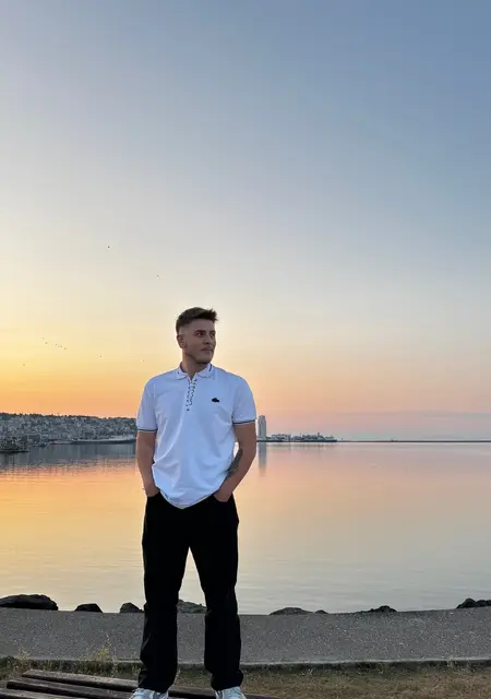 Я Bünyamin, 21, из Стамбула, ищу знакомства на одну ночь