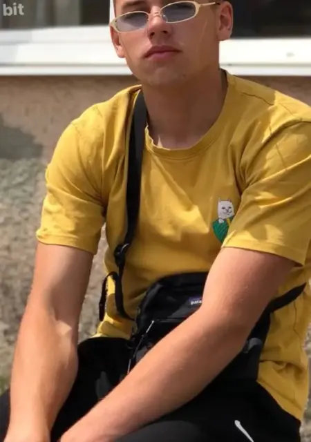 Я Євген, 19, из Ужгорода, ищу знакомство для приятного времяпровождения