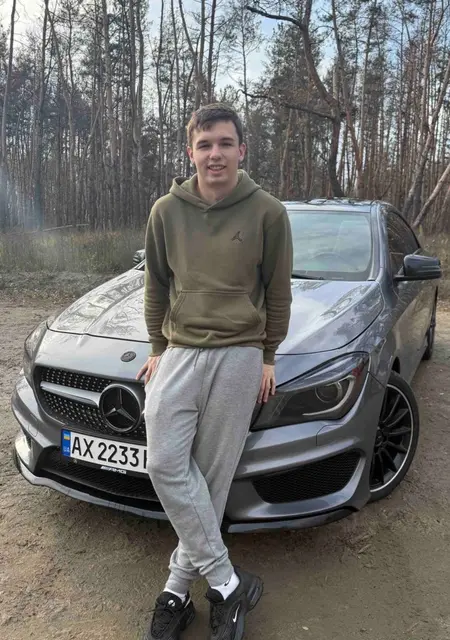 Я Роман, 19, из Харькова, ищу знакомство для приятного времяпровождения