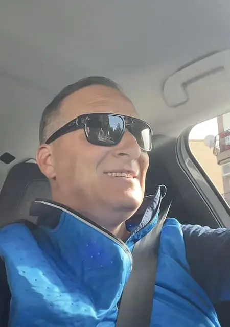 Soy Niko, 45 años de Alicante, busco conocer gente para relación abierta