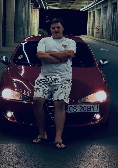 Я George, 19, из Бухареста, ищу знакомства без обязательств