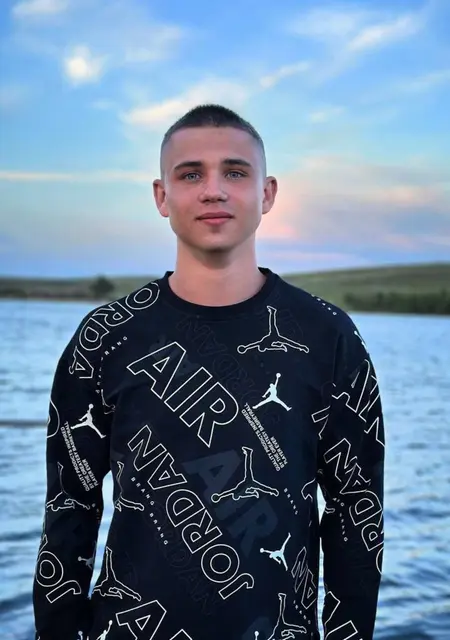 Данил из Луганска, мне 19, познакомлюсь для общения