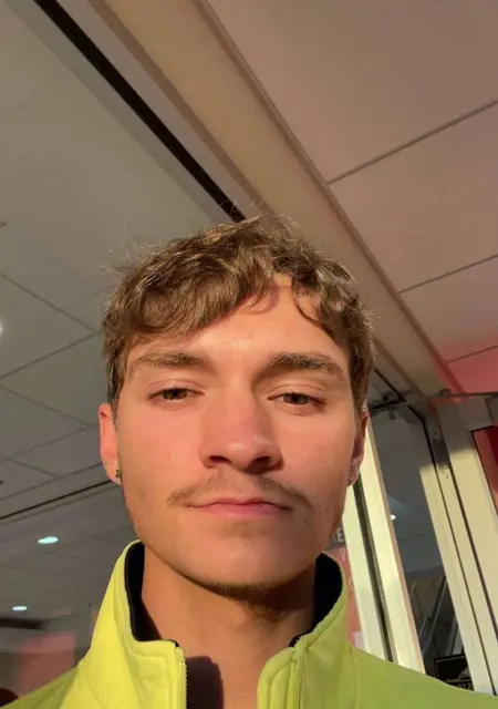 Maksim з Кам'янське, мені 22 років, познайомлюсь на одну ніч