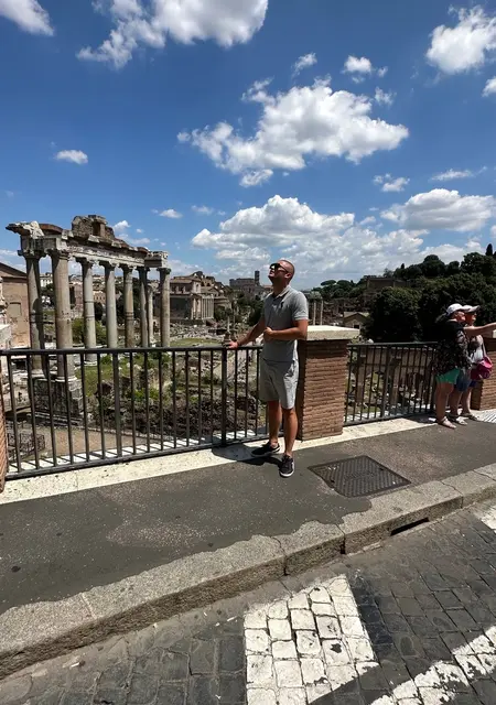 Дима из Рымнику-вылчи, мне 30, познакомлюсь для общения