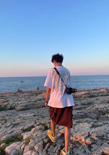 Soy Nico, 25 años de Valencia, busco conocer gente para relación sin ataduras