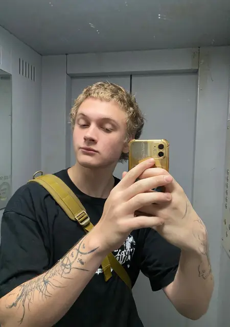 Я Илья, 21, из Меппевшего, ищу знакомства на одну ночь