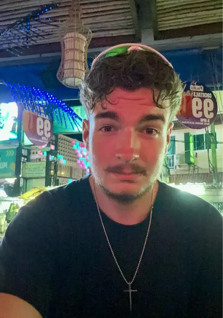 Я Romain, 21, из Версаль, ищу знакомства без обязательств