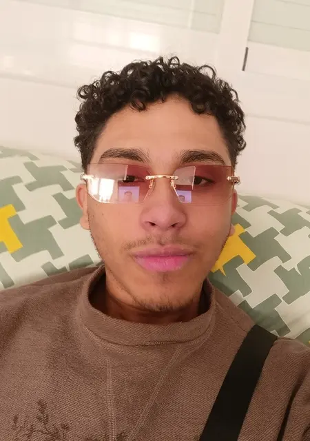 Soy Santiago, 21 años de Sestao, busco conocer gente para lío de una noche