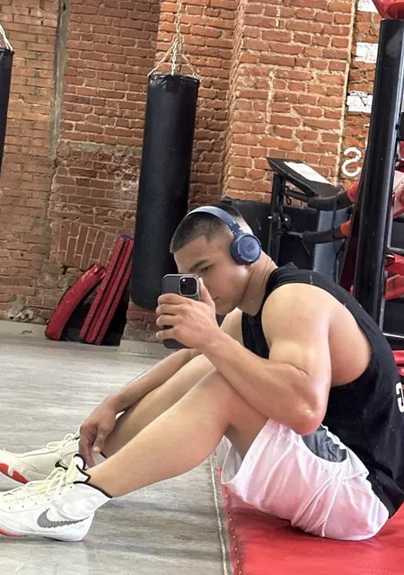 Я Рахим, 19, из Лос-анджелеса, ищу знакомства без обязательств