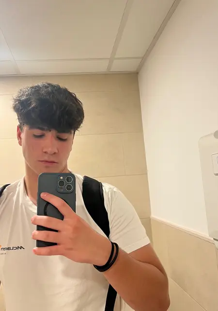 Я Marcos, 18, из Барселоны, ищу знакомства на одну ночь