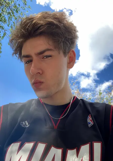 Я Максим, 24, знакомлюсь без обязательств в Днепре