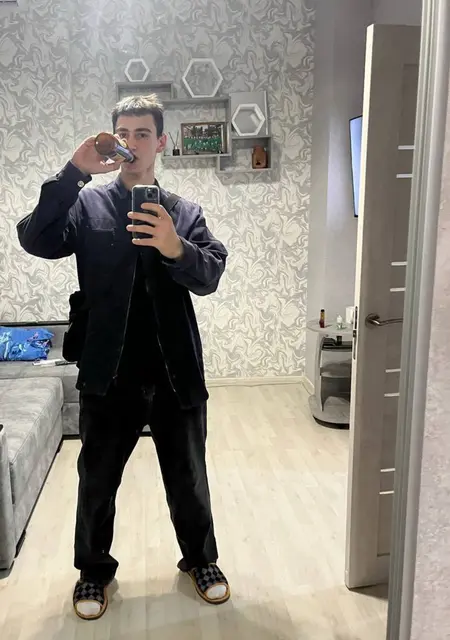 Soy Igor, 20 años de Dos Hermanas, busco conocer gente para relación sin ataduras