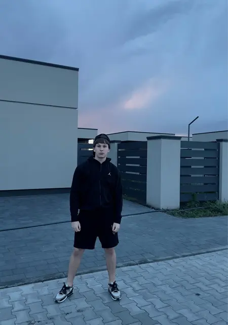 Кирилл из Днепра, мне 18, познакомлюсь для общения