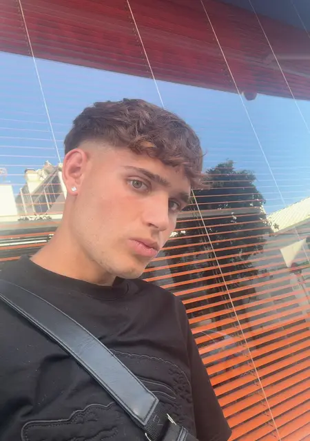 Soy Nicolas, 20 años de Granada, busco conocer gente para relación sin ataduras