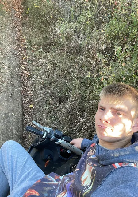 Andrei из Клуж-напока, мне 20, познакомлюсь для постоянных отношений