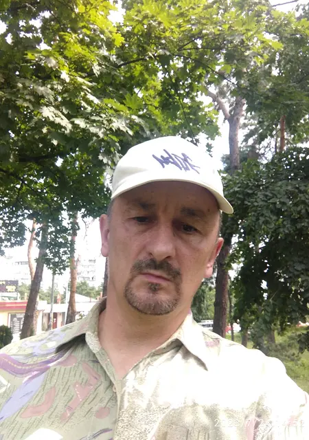 Я Андрей, 61 років з Києва, шукаю знайомства без зобов'язань