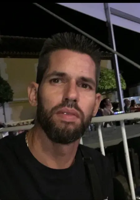 Soy Alejandro, 43 años de Granada, busco conocer gente para chatear