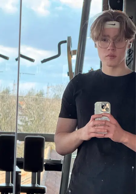 Я Никита, 18, знакомлюсь для постоянных отношений в Мюнхене