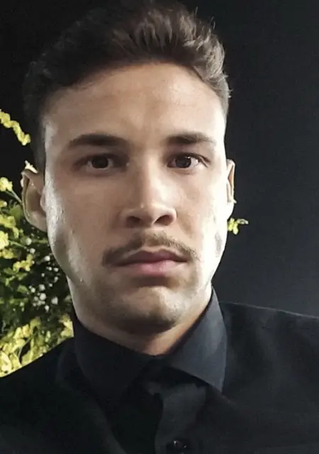 Soy Denis, 22 años de Torrevieja, busco conocer gente para relación abierta