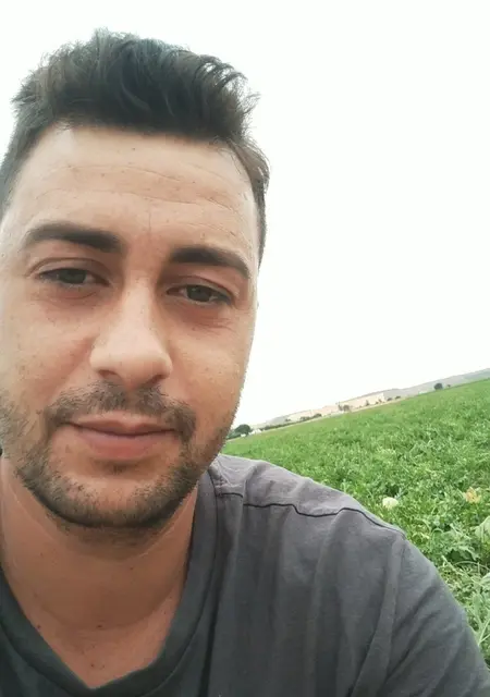 Soy Yanpier, 25 años de Sevilla, busco conocer gente para pasatiempo agradable
