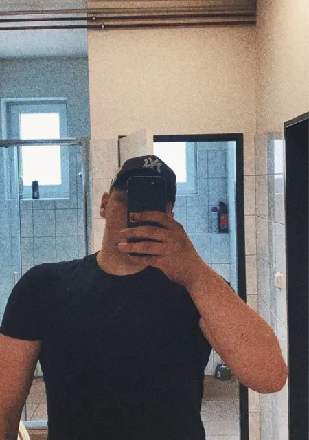 Я Adam, 21, знакомлюсь для приятного времяпровождения в Угерске-Градиште