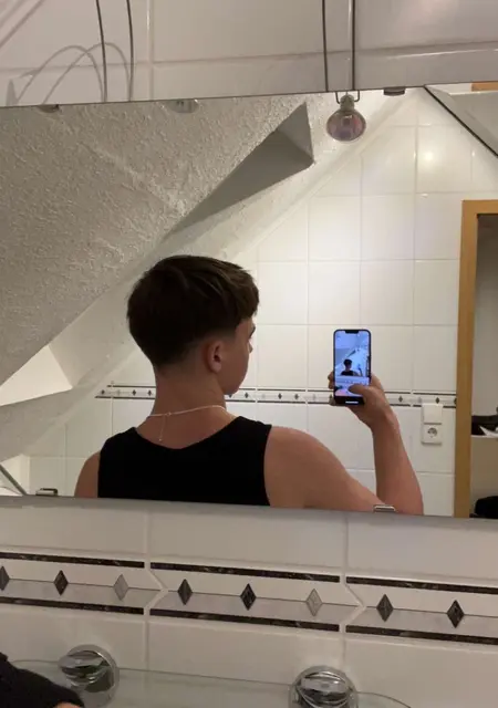 Я Mmm, 21, из Билефельда, ищу знакомство для общения