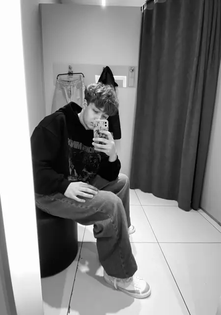 Андрій з Чернівців, мені 21 років, познайомлюсь на одну ніч