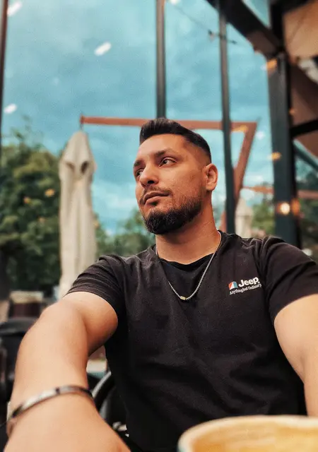 David из Бухареста, мне 27, познакомлюсь для дружбы