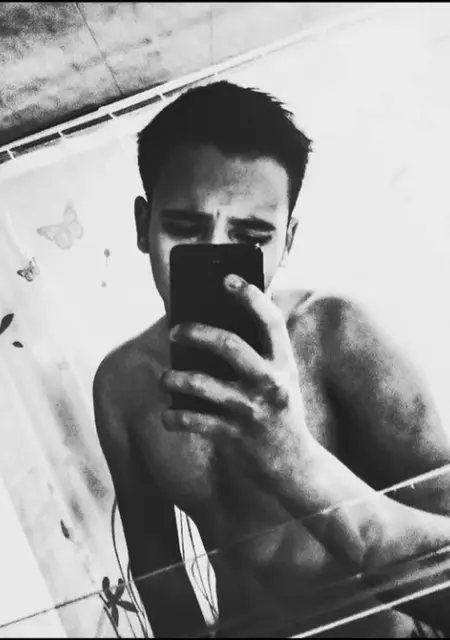 Я Владислав, 21 років, знайомлюсь без зобов'язань у Києві