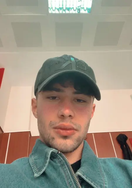 Я Bilal, 20, из Стамбула, ищу знакомство для приятного времяпровождения