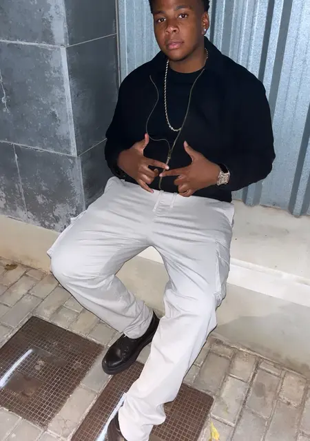 Soy Favor, 18 años de Valencia, busco conocer gente para relación sin ataduras