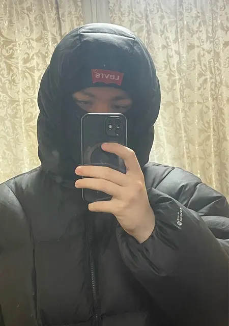 Я Евгений, 19 років з Донецька, шукаю знайомства без зобов'язань