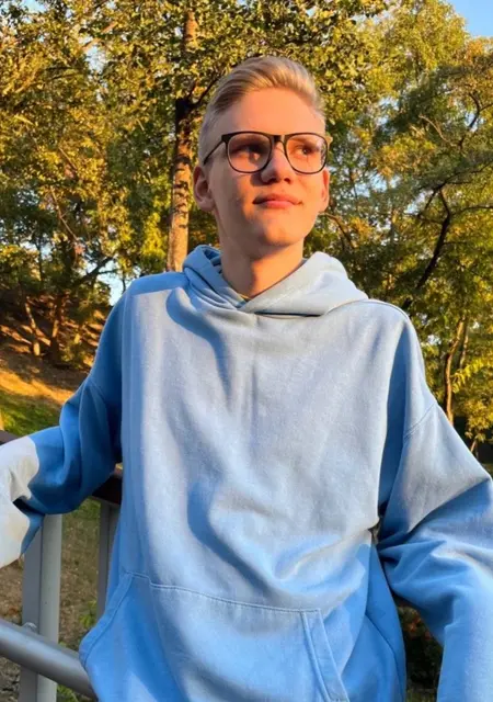 Я Коля, 21 років з Києва, шукаю знайомства без зобов'язань