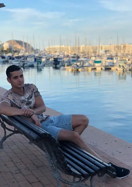 Soy Victor, 38 años de Alicante, busco conocer gente para relación sin ataduras