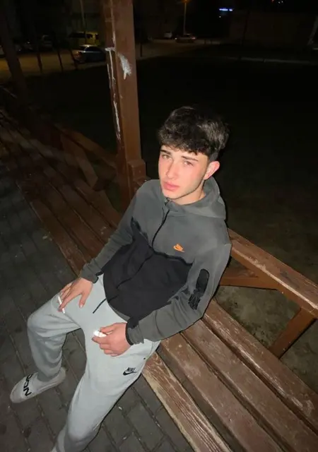 Я Emirhan, 19, знакомлюсь на одну ночь в Стамбуле