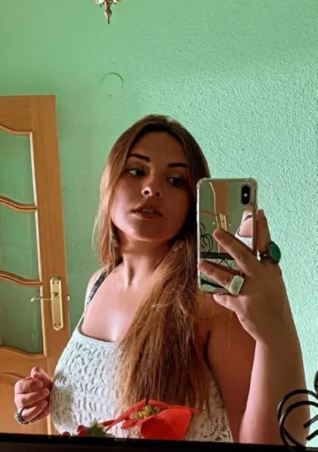 Ainara из Рима, мне 18, познакомлюсь