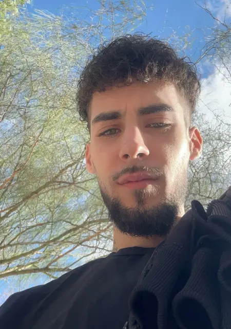 Soy Francisco, 21 años de Málaga, busco conocer gente para relación sin ataduras