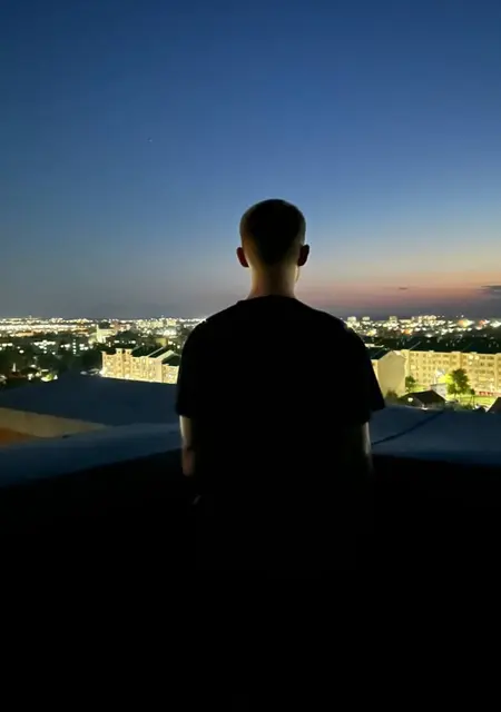 Я Николай, 18, из Мозыря, ищу знакомства на одну ночь