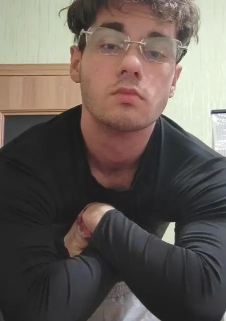 Я Максим, 20, из Калинковичей, ищу знакомства на одну ночь