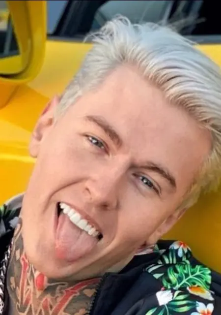 Я Виталий, 18 років, знайомлюсь для відкриті стосунки у Хмельницькому