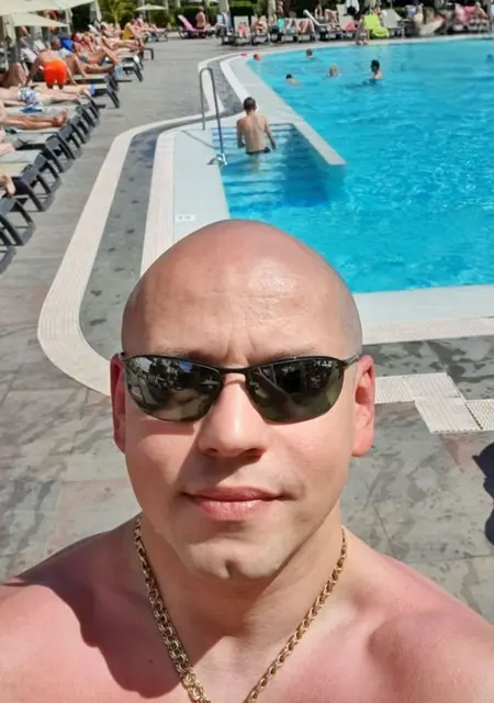 Adrian из Варшавы, мне 36, познакомлюсь